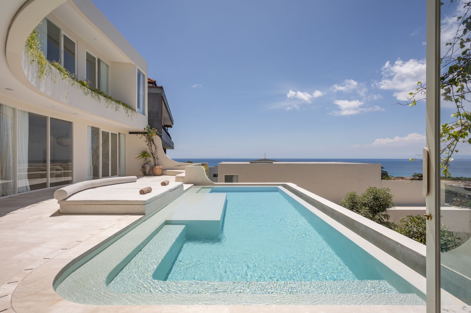 AN UNFORGETTABLE OCEANVIEW VILLA